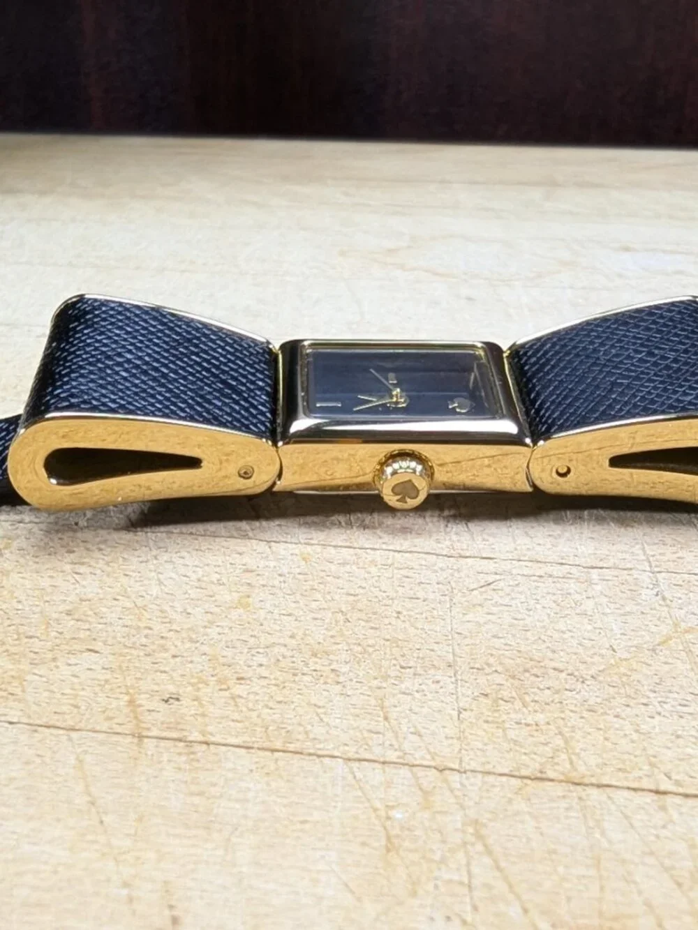 Kate Spade New York Kenmare Bow Watch – Black Saffiano Leather – Gold Tone – Run